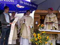 Bischof Gerber segnet die Primizstola, Geschenk der Fuldaer Schönstattfamilie für Neupriester Johannes Wende aus der SMJ
